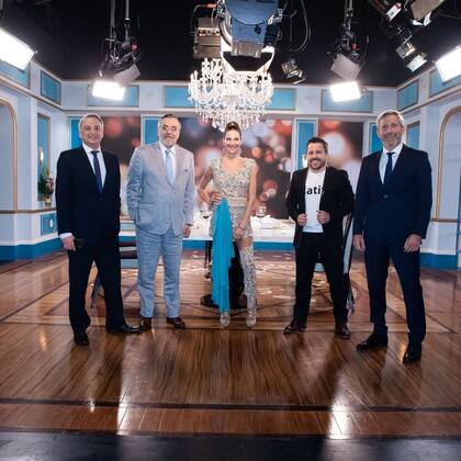 Juana Viale junto a los invitados del sábado (Foto: Instagram/@mirthalegrand)