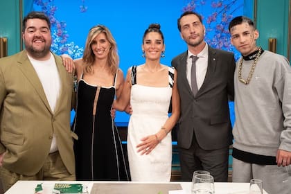 Juana Viale junto a Luciana Geuna, Luciano Cáseres, Darío Barassi y L-Gante (Foto: Instagram/@geunaluciana)