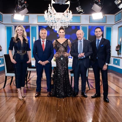Juana Viale junto a sus invitados (Foto: Instagram/@mirthalegrand)