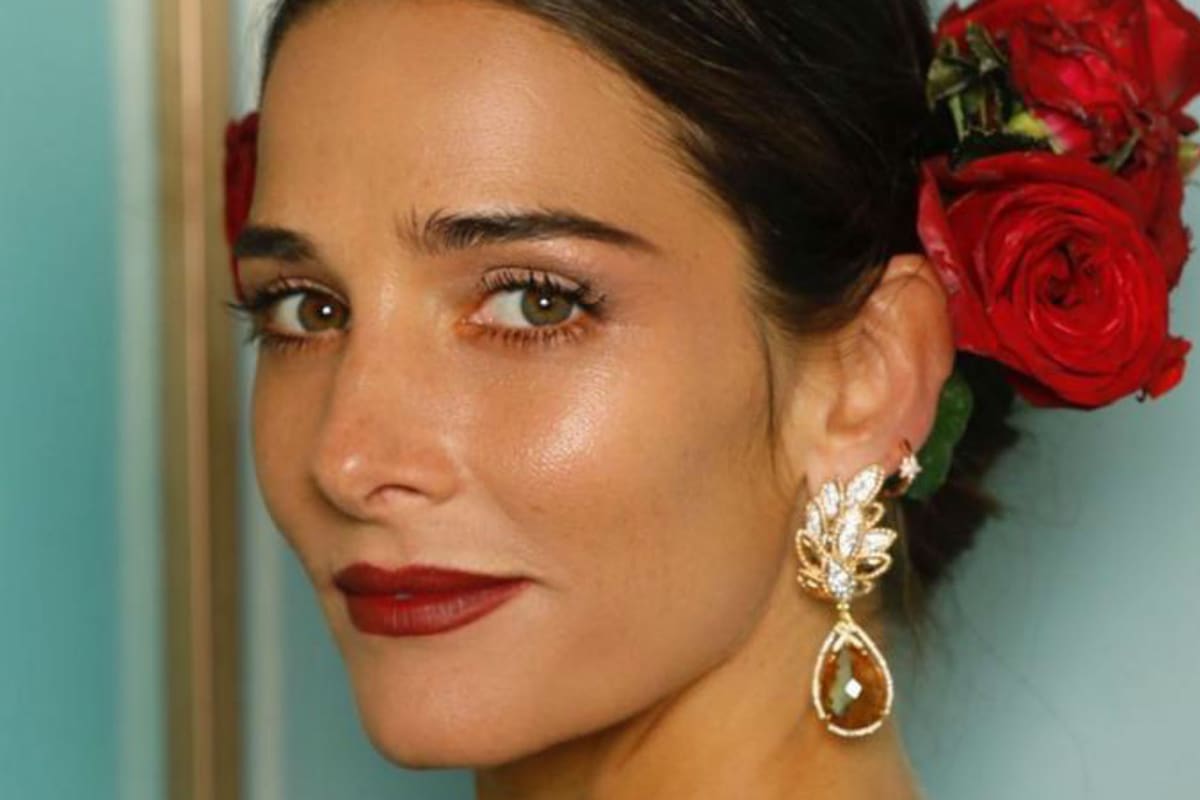 Juana Viale, le rindiió tributo a su abuela en complicidad con el diseñador Javier Saiach con un look que recuerda a los primeros almuerzos de Mirtha Legrand