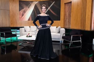 Juana Viale luciendo un vestido negro de Gino Bogani