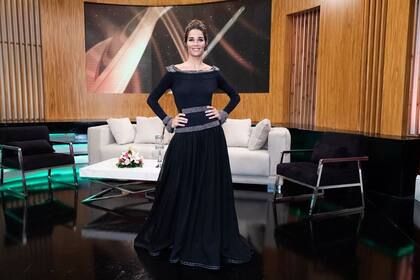 Juana Viale luciendo un vestido negro de Gino Bogani
