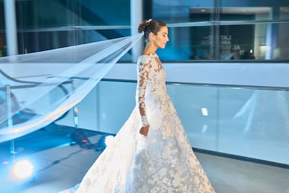 Juana Viale lució un vestido de novia durante el desfile de Gino Bogani, en el marco de la Semana de la Alta Costura organizada por Elina Costantini