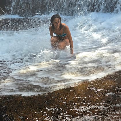 Juana Viale se fue de vacaciones a Brasil con su novio y familiares. Así se divirtió bajo una cascada en medio de la selva