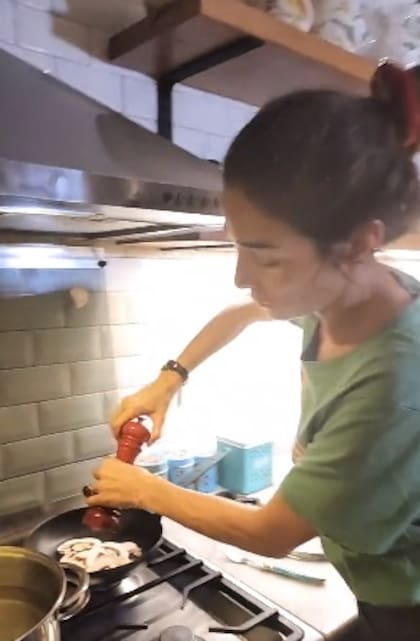 Juana Viale utilizando el pimentero rojo que llamó la atención de los seguidores. Captura/Instagram:
@juanavialeoficial
