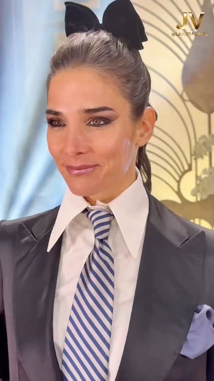 Juana Viale vistió un traje compuesto por un blazer, un pantalón de tiro alto y una camisa de seda blanca