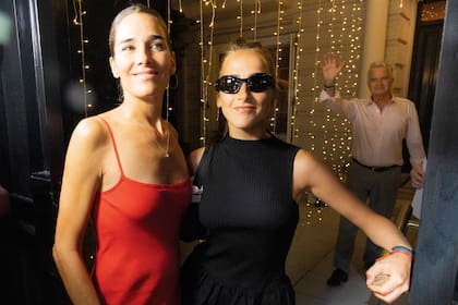 Juana Viale y su hija Ámbar de Benedictis sonríen a las cámaras. Detrás se lo ve al padre de Juana, Ignacio Viale del Carril.