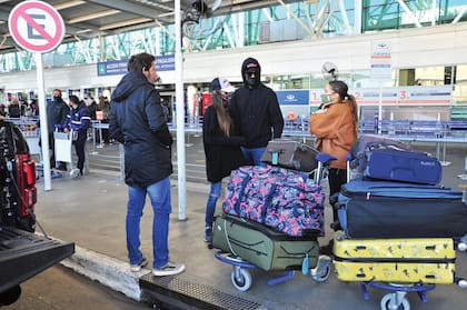 Juana Viale y su hija, rumbo a París