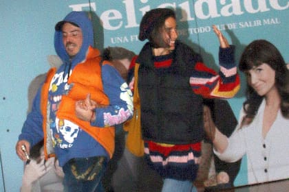 Juana Viale y su novio fueron a ver la obra de Adrian Suar
