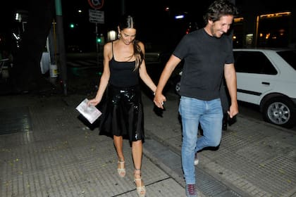 Juana Viale y su novio saliendo del bar Los Galgos