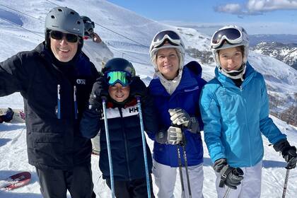 Juana y Conrado con sus hijos Tomasa y Tato, otra vez en Bariloche –luego del accidente, el coma, la pandemia y la incertidumbre–, listos para volver a las pistas