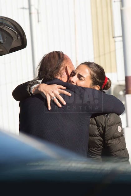 Juana y Mauricio Filiberti despidiéndose en el aeropuerto de San Fernando.