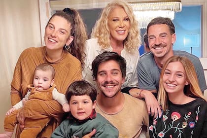 Juana y sus hijos junto a su mamá, Reina Reech, su hermano Bautista Lena, su cuñada Defina Villagra y su marido Sebastián.