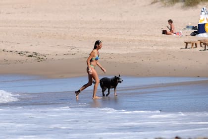 Juana y Tota, después de meterse al mar.