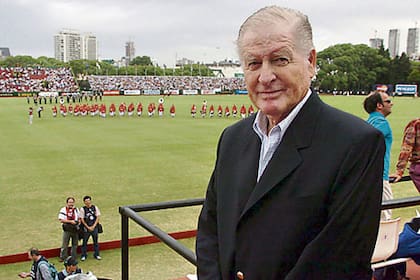 Una foto de 2007 de Juan Carlos Harriott (h.) delante de la cancha en la que tantas veces se glorificó: la 1 de Palermo.