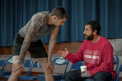 Juancho Hernangomez y Adam Sandler en una escena de Garra