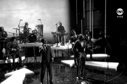 Juanes y Café Tacvba en los Latin Grammy 2021