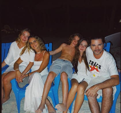 Juanes y Karen Martínez junto a sus tres hijos