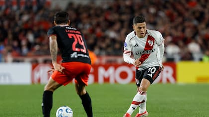Juanfer Quintero busca la pelota en un avance de River, que se enfrenta a Bragantino por la Copa Sudamericana