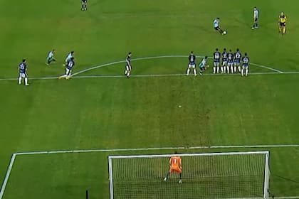 Juanfer Quintero está por impactar la pelota que se meterá en el ángulo derecho del arquero de Independiente Rivadavia; fue el triunfo de Racing por 2-1
