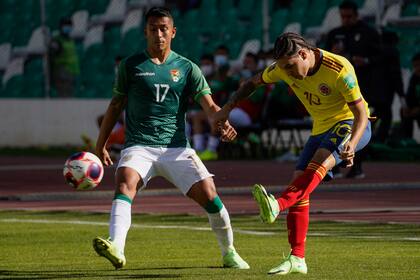 Juanfer Quintero pelea por la pelota con Roberto Carlos Fernández
