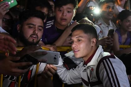 Juanfer Quintero se saca fotos con los hinchas anoche, tras la llegada de River a Mendoza.