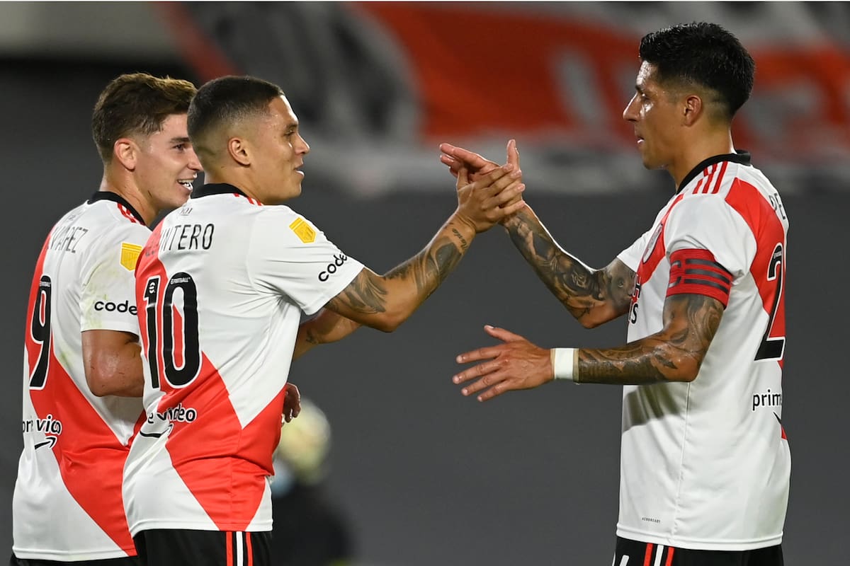 Juanfer Quintero se saluda con Enzo Pérez: son dos de los jugares que River intentaría repatriar en el mercado de pases