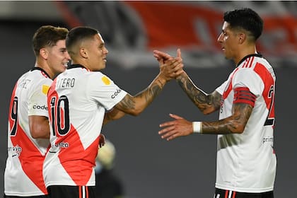 Juanfer Quintero se saluda con Enzo Pérez: son dos de los jugares que River intentaría repatriar en el mercado de pases
