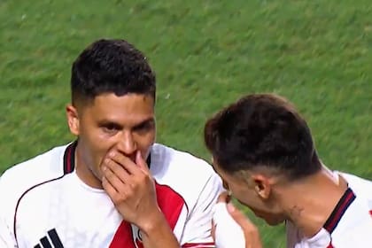 Juanfer Quintero y Gonzalo Montiel sostienen una acalorada charla luego del partido entre River y Argentinos Juniors