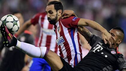 Juanfran, de Atlético de Madrid, y Arturo Vidal, en la lucha por la pelota