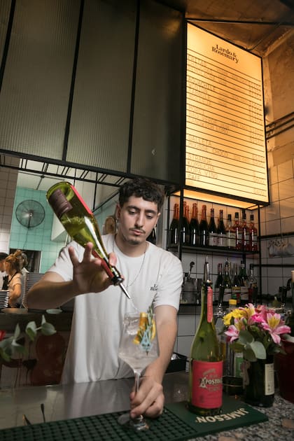 Juani Colloca, encargado y barman experto.