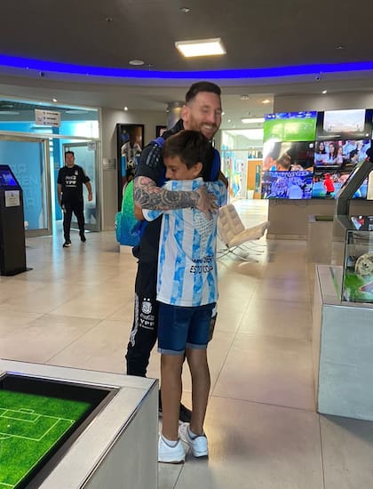 Juani junto al delantero de la Selección dándose un abrazo