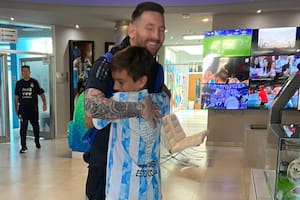 Juani le hizo un cuadro a Lionel Messi que se lo entregó antes del partido contra Ecuador por las Eliminatorias rumbo a Qatar 2022