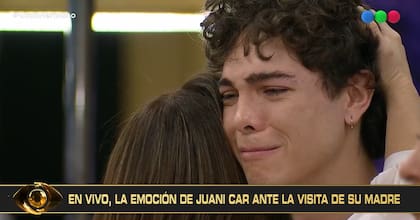 Juanicar rompe en llanto luego del abrazo de su mamá Roxana