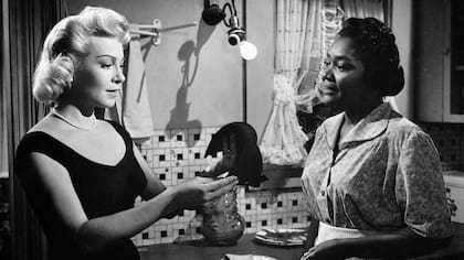 Juanita Moore, quien interpreta a la criada negra, fue nominada al Oscar como mejor actriz secundaria y su interpretación resultó inolvidable.