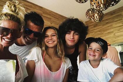 Juanita Tinelli junto a la familia de su novio Toto Otero en Cancún