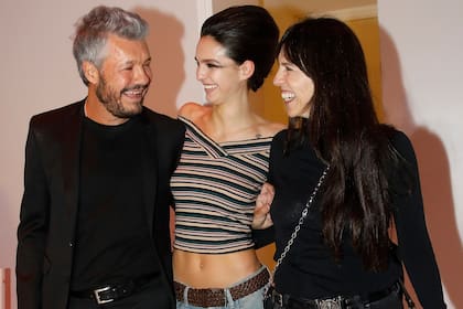 Juanita Tinelli junto a sus padres, Marcelo y Paula Robles, luego de pasar por la pasarela del desfile de Fabián Zitta