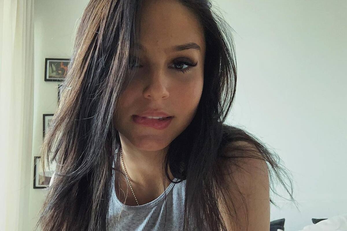 Juanita Tinelli mirando a la cámara