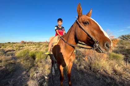 Juanito Cabral tiene 10 años y se debate entre su amor por el campo y por el fútbol