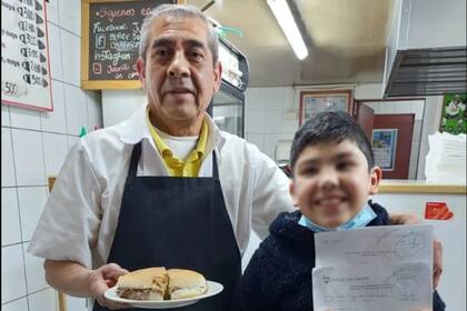 Juanito junto a uno de sus clientes que se sacó un 7 en la escuela y fue en busca de su sándwich
