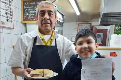 Juanito junto a uno de sus clientes que se sacó un 7 en la escuela y fue en busca de su sándwich