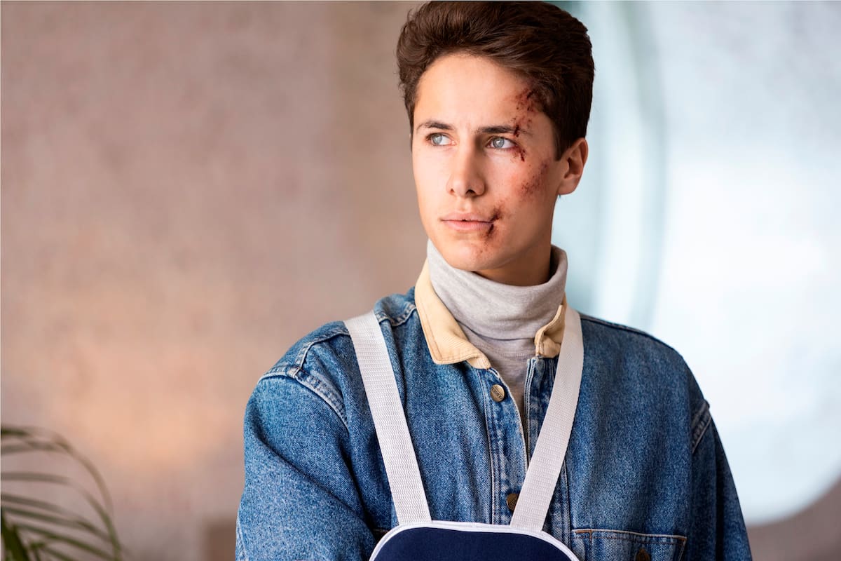 Juanpa Zurita como Álex, uno de los hermanos de Luis Miguel