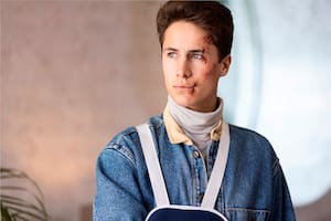 Juanpa Zurita como Álex, uno de los hermanos de Luis Miguel