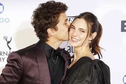 Juanpa Zurita y Macarena Achaga posan en la alfombra roja de la 49a edición de los Premios Emmy Internacionales en Casa Cipriani, en la ciudad de Nueva York