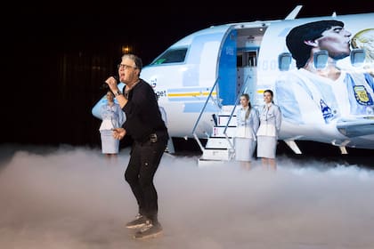 Juanse cantó en el evento de presentación del avión Tango Dios
