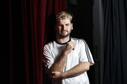 Juanse Rausch, dramaturgo y director y catedrático que se formó viendo teatro comercial y que, actualmente, es una verdadera figura de la escena alternativa