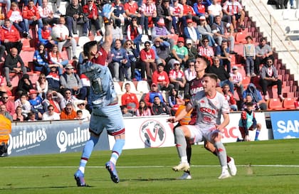 Juárez define con categoría ante el arquero Morales; fue el 1-0 de Unión ante Lanús en Santa Fe