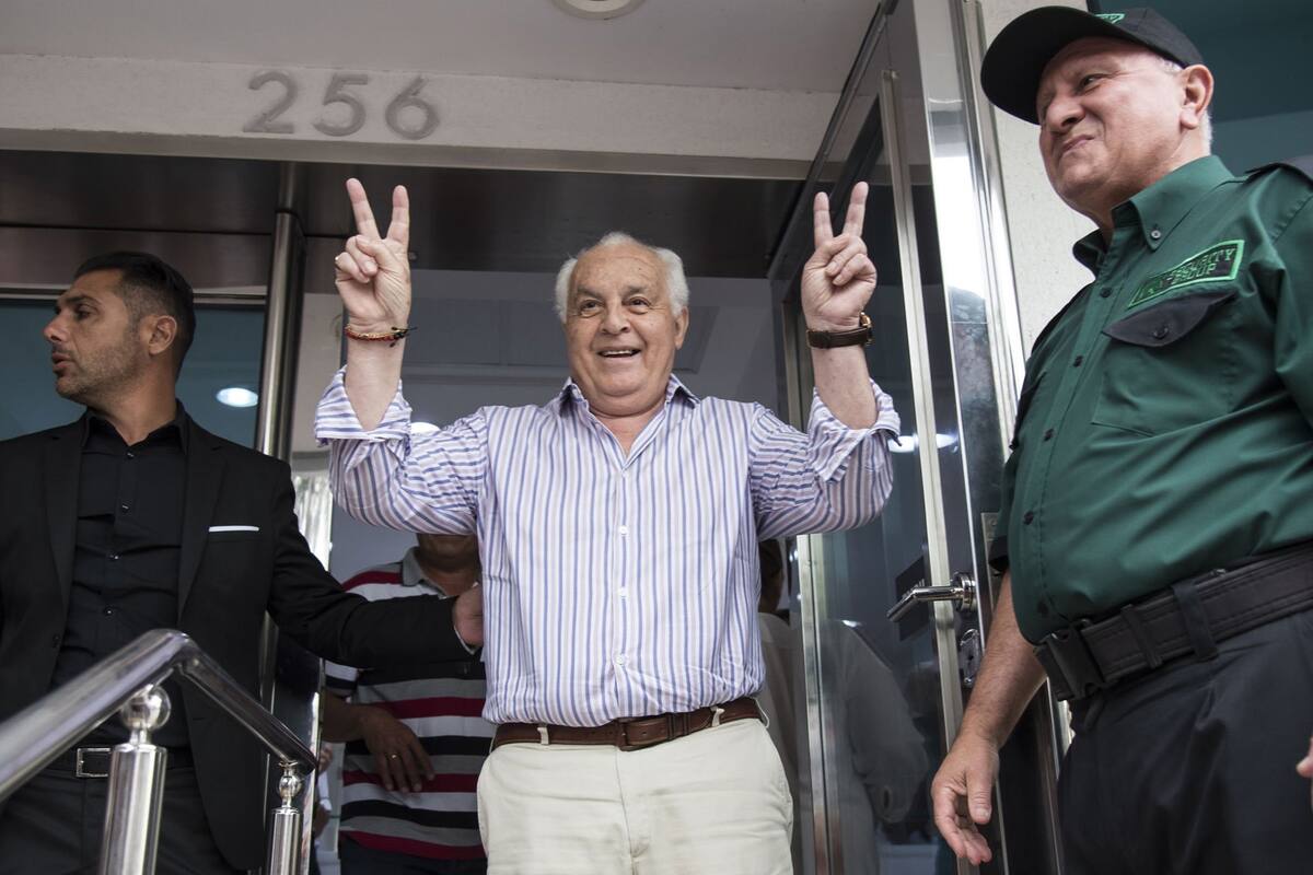 Juárez fue recibido con papelitos y bombos por un sector de los trabajadores