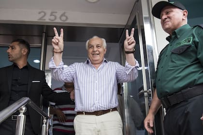 Juárez fue recibido con papelitos y bombos por un sector de los trabajadores