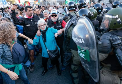 Jubilados contra el veto del Gobierno